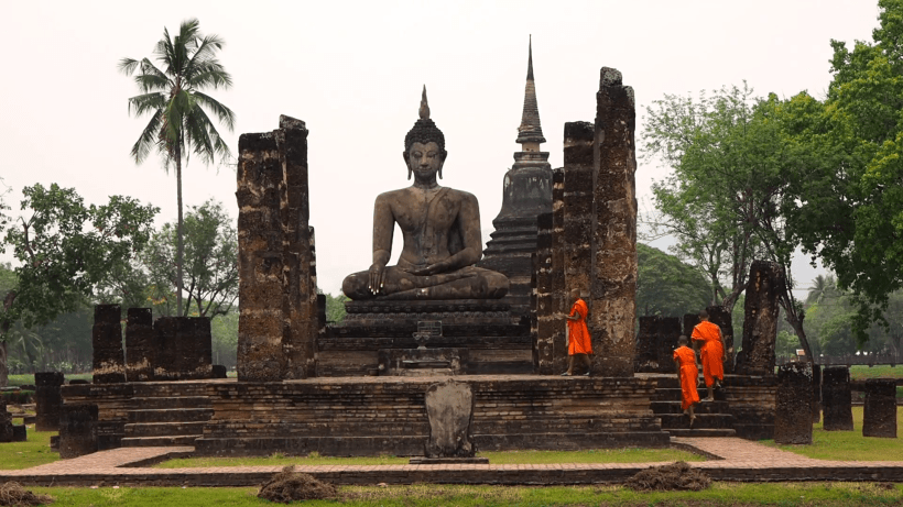 novice-buddhist-monks-at-wat-mahathat-temple-ruins-sukhothai-historical-park-thailand_71zlacu___f0000